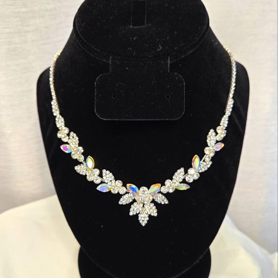 Nwot Lux Accessories Leaf Motif Jeweled Necklace